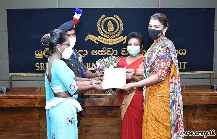 இராணுவ சேவை வனிதையர் பிரிவால் போர் வீரர்களுக்கு நன்கொடைகள் 