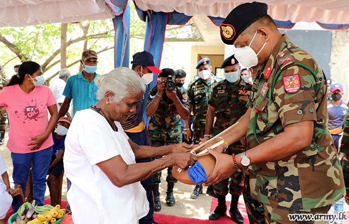 நன்கொடையாளர்களின் ஆதரவுடன் படையினரால் புத்தாண்டு  பொருட்கள் வழங்கி வைப்பு  