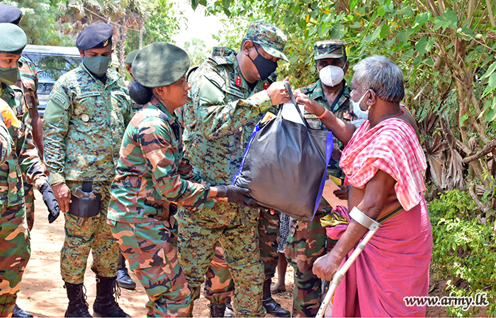 කිලිනොච්චි ආරක්‍ෂක සේනා මූලස්ථානයේ මුලිකත්වයෙන් අඩු ආදායම්ලාභි පවුල් 250 කට වියලි සළාක සහ පාසල් උපකරණ බෙදාදෙති