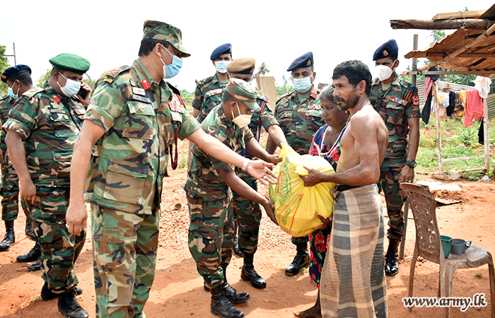 යුද්ධ හමුදා භටපිරිස් පවුල් 300 කට වියළි සලාක පාර්සල් පිරිනමයි