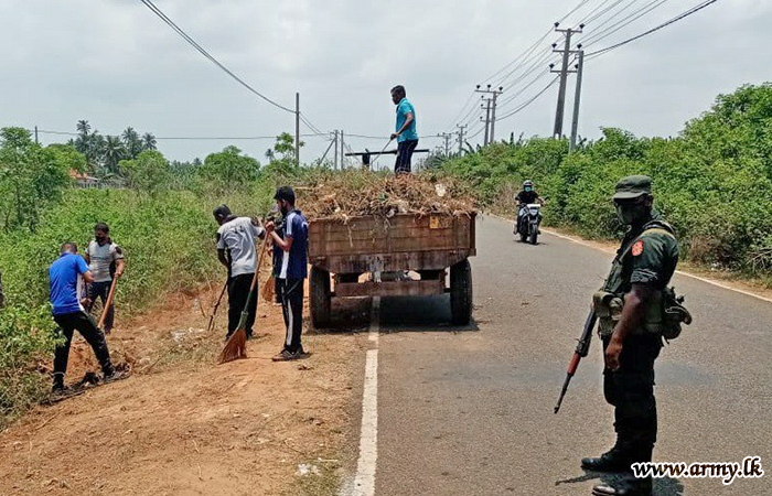 සිවිල් වැසියන්ගේ සහයෝගය ඇතිව යුද්ධ හමුදා භටපිරිස් මාර්ග දෙපස පිරිසිදු කරති