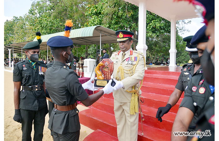 පුත්තලම ශ්‍රී ලංකා යුද්ධ හමුදා ආධුනික පුහුණු පාසලේ නව ආධුනික සෙබලුන් විසිරයති