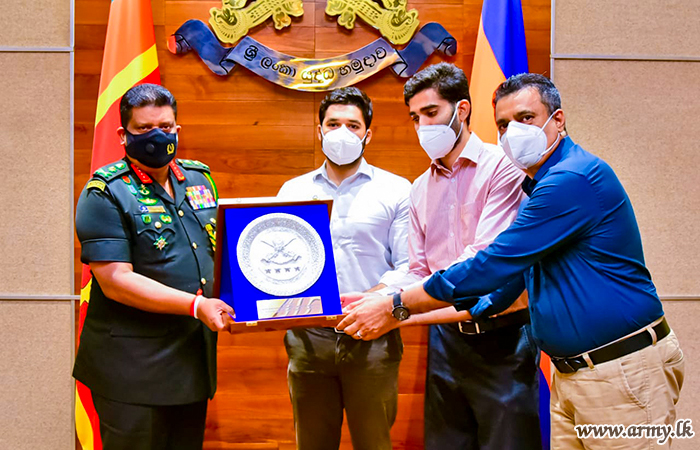 இளம் வர்த்தகர்கள் புதிய பராமரிப்பு அன்பளிப்பு