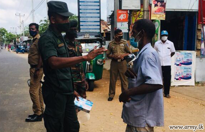 55 படைப்பிரிவு படையினர் பருத்தித்துறையில் கொவிட் தொடர்பான விழிப்புணர்வு மற்றும்  இலவச முககவசம் வழங்கல் 
