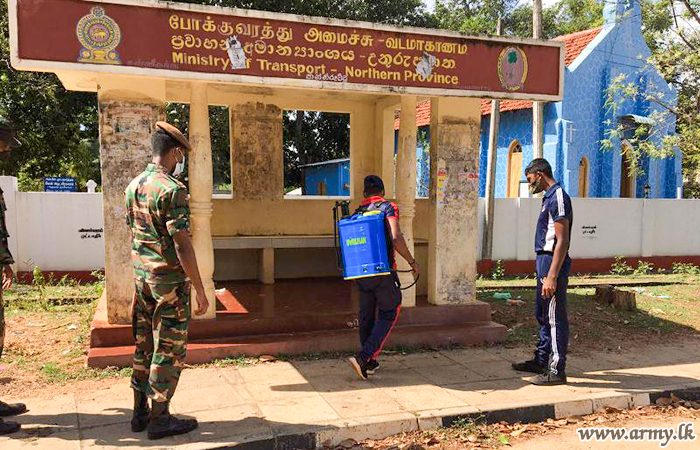 முல்லைத்தீவு படையினர் பொவிட் பரவலை கட்டுப்படத்துவதற்காக பொது இடங்களில் தொற்று நீக்கம்