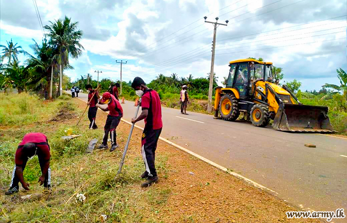 521 பிரிகேட் படையினர் யாழ்ப்பாண வீதியோரகள் சுத்தம் 