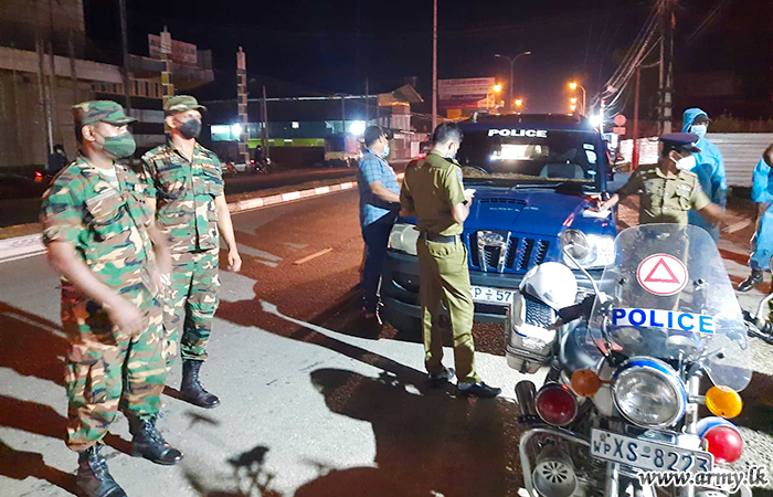 231 வது பிரிகேட் படையினர் காத்தான்குடி மக்களிக்கு  கொவிட்-19 தொற்றுநோய் குறித்து விழிப்புணர்வு