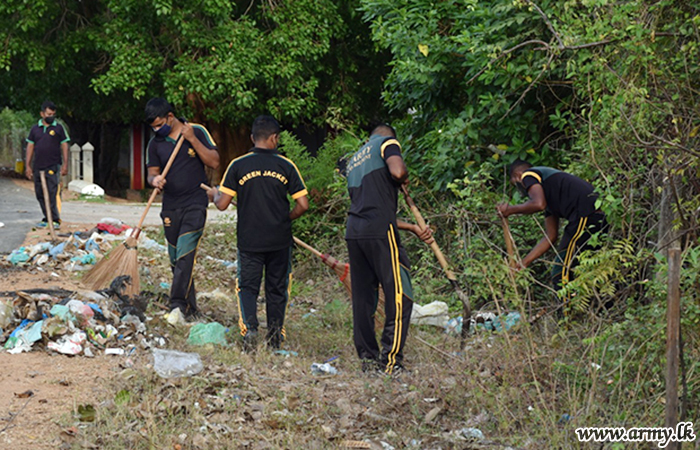 551 Brigade Troops Pull out Wild Bushes & Clean Roadsides in Jaffna