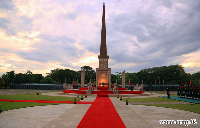 රට වෙනුවෙන් දිවිපිදු ත්‍රිවිධ හමුදාවේ විරෝදාර රණවිරුවන් ජාතික රණවිරු ස්මාරකය අභියසදී සැමරේ