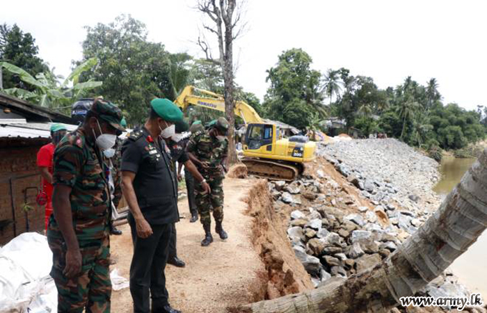 යුද්ධ හමුදා භටපිරිස් හංවැල්ල ප්‍රදේශයෙන් ගලාබසින කැළණි ගඟේ ගං ඉවුර ප්‍රතිසංස්කරණය කරයි