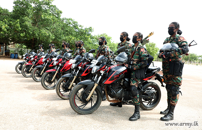 தற்போது பெண் சிப்பாய்களின் சிறப்பு மோட்டார் சைக்கிள் ரோந்து குழு யாழ் கொவிட்-19 இன் பரவல் கண்காணிப்பில் 