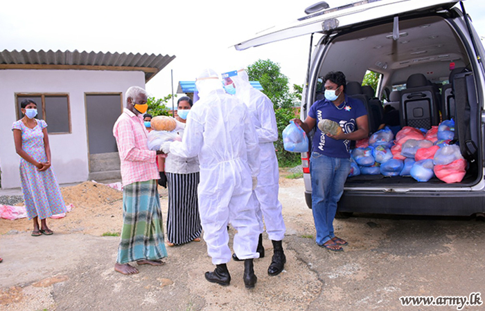 යුද්ධ හමුදා භටපිරිස් වියළි සලාක පාර්සල් බෙදාහැරීමට දායක වෙයි