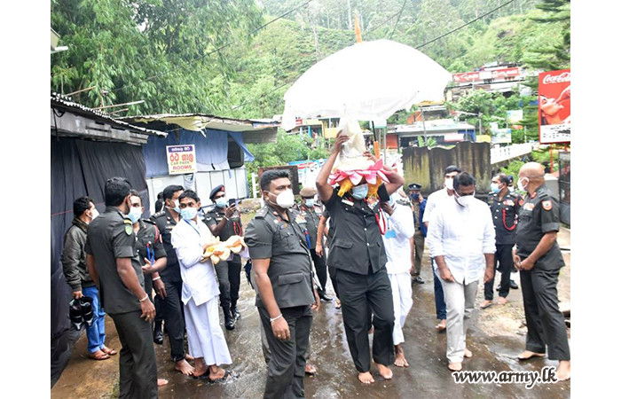 Troops Assist Ritual to take away Sri Sumana Replica from Sri Pada Summit