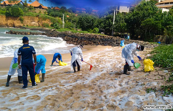 Troops Collect Ship Debris along Weligama & Mirissa Beaches