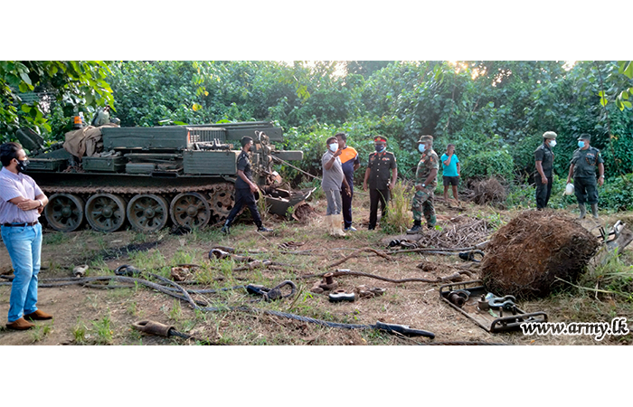 මඩේ එරුණු එක්ස්කැවේටර් යන්ත්‍රයක් ඉවත් කිරීම සඳහා යුද්ධ හමුදාවේ සහය