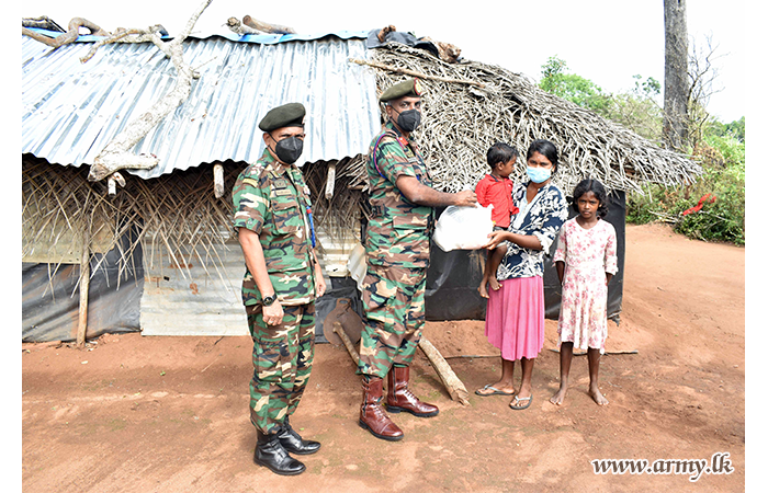 64 படைப்பிரிவு படையினர் உலர் உணவு பொதிகள் விநியோகம் 