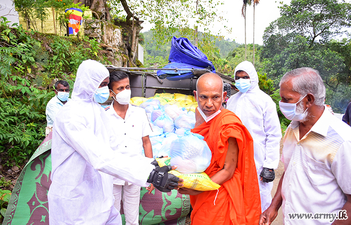 යුද්ධ හමුදාවේ මුලිකත්වයෙන් වියලි සලාක පර්සල් තොගයක් බෙදාදෙති 