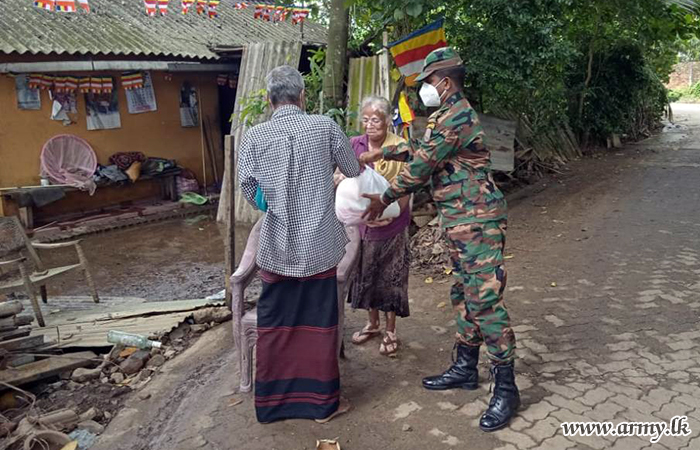 පරිත්‍යාගශීලින්ගේ අනුග්‍රහය ඇතිව යුද්ධ හමුදා සාමාජිකයින් වියලි සලාක පාර්සල් තොගයක පරිත්‍යාග කරයි