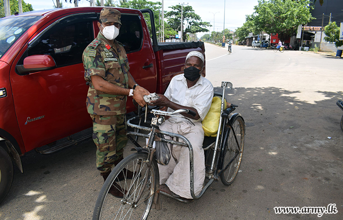 231 Brigade Troops Serve Lunch to the Helpless in Batticaloa