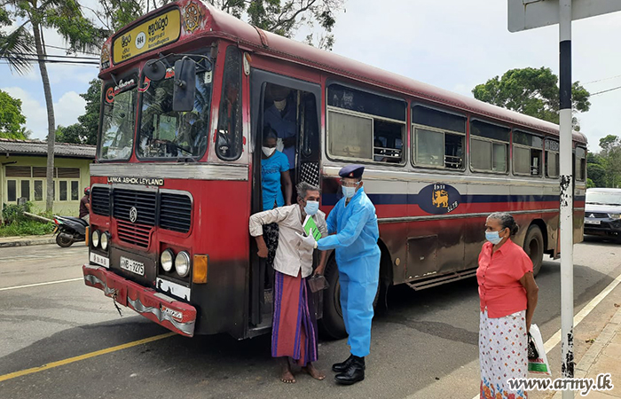 இராணுவ படையினர் சிரேஸ்ட பிரஜைகளுக்கான  மாதாந்த ஓய்வூதியம் பெற்றுக் கொள்ள  வசதிகள் வழங்கல் 