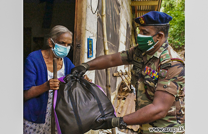 5 වන විජයබාහු පාබල රෙජිමේන්තුවේ භටපිරිස් කොත්මලේ ප්‍රදේශයේ පීඩාවට පත් ජනතාවට සහන සලසයි