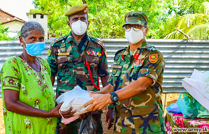 කිලිනොච්චි ප්‍රදේශයේ අඩු ආදායම්ලාභි පවුල් වෙත වියළි සලාක පාර්සල් බෙදාදීමේ වැඩසටහනක්