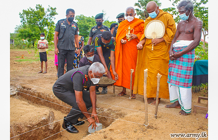 முல்லைத்தீவில் உள்ள  வரிய குடும்பத்திற்கு படையினருடன் இணைந்து பௌத்த பிக்குகள் புதிய வீடு நிர்மாணிப்பு