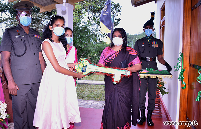 பாதுகாப்பு அமைச்சு – இலங்கை இராணுவத்தின் ஒருங்கிணைப்பில் சிங்கப்படையணியின் காயமடைந்த வீரருக்கு புதிய வீடு 