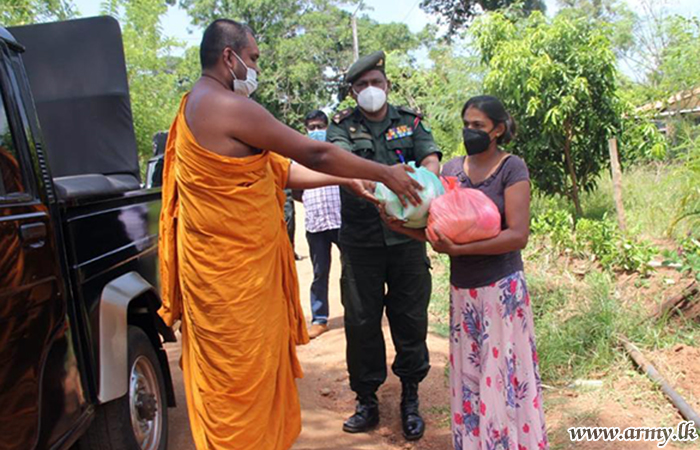 வவுனியா வணிக சமூகம் படையினருடன் இணைந்து வறிய குடும்பங்களுக்கு நிவாரண பொதிகள் விநியோகம் 