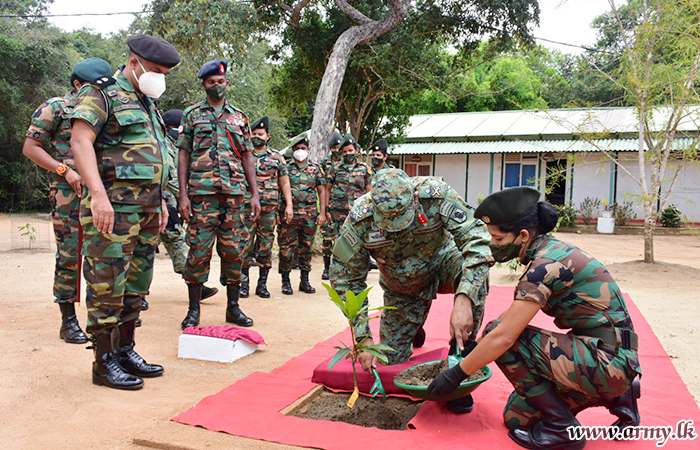 கிளிநொச்சி தளபதி  4 வது (தொ) இலங்கை மகளிர் படை முகாமிற்கு விஜயம் 