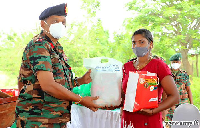 ආරක්‍ෂක සේනා මූලස්ථානය - යාපනය ගර්භනී කාන්තාවන් සදහා අත්‍යවශ්‍ය පෝෂ්‍ය පදාර්ථ අඩංගු ත්‍යාග පාර්සල් බෙදාදෙයි