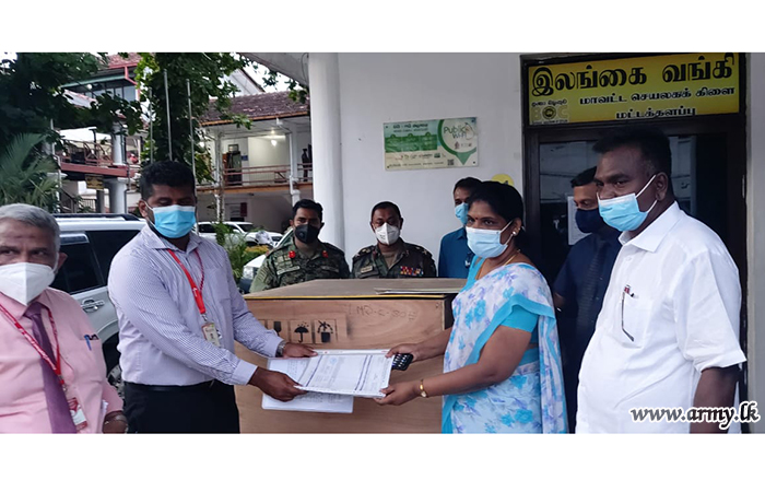 23 படைப்பிரிவினால்  மட்டு. வைத்தியசாலைக்கு பிசிஆர் இயந்திரம் வழங்கி வைப்பு