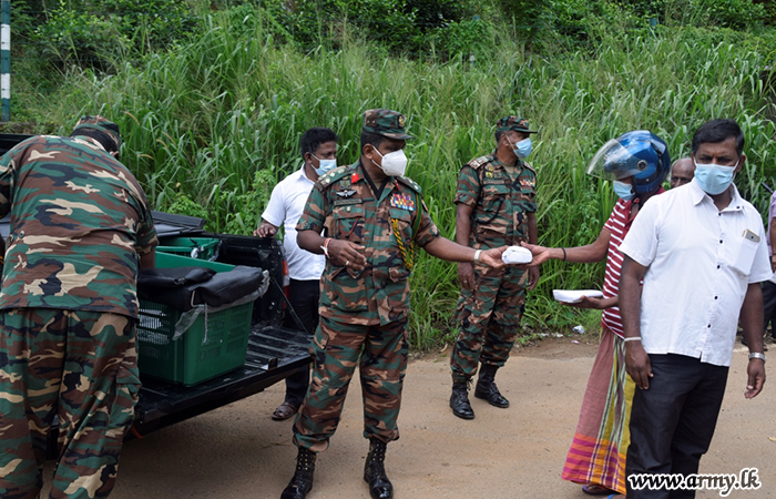 111 Brigade Troops Give away Cooked Lunch Packets