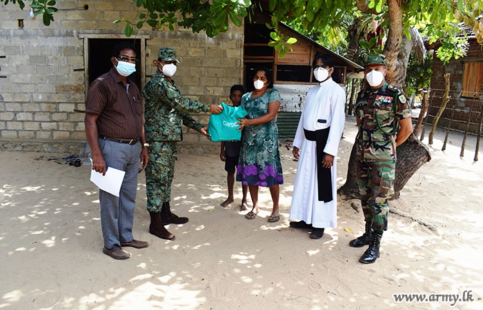 4 GW Troops in Batticaloa Distribute Dry Ration Packs among the Needy