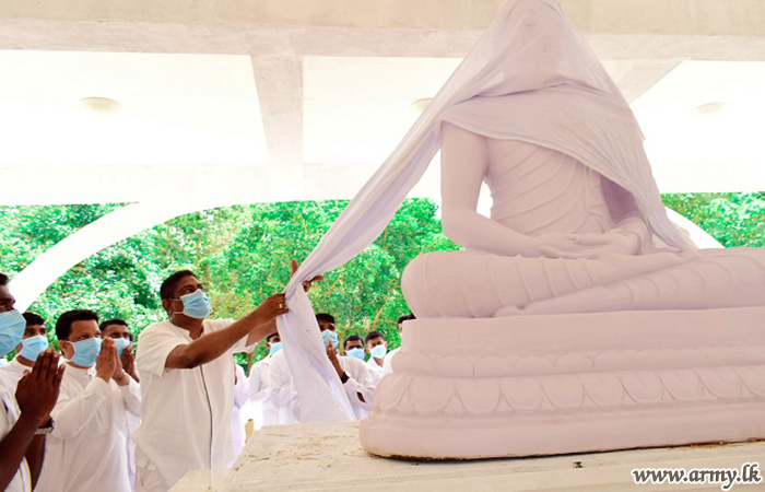 கிளிநொச்சி பாதுகாப்பு படைத் தலைமையகத்திற்கு  புதிய புத்தர் சிலை  வழங்கல்