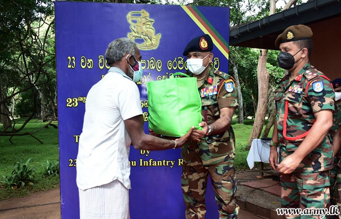 இராணுவத்தின் வேண்டுகோளின் பேரில் பௌத்த பிக்குகளால் ஒட்டுச்சுட்டான் குடும்பங்களுக்கு  உலர் உணவு பொதிகள் விநியோகம்