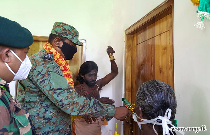 கிளிநொச்சி படையினரால் வட்டகச்சி குடும்பத்திற்கு புதிய வீடு