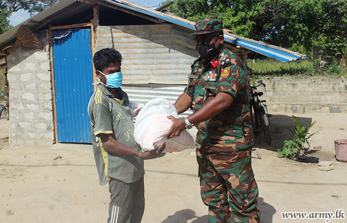 යුද්ධ හමුදා භටපිරිස් කිලිනොච්චි ප්‍රදේශයේ අවශ්‍යතා සහිත පවුල් වෙත වියළි සලාක පාර්සල් 25 ක් පරිත්‍යාග කරති