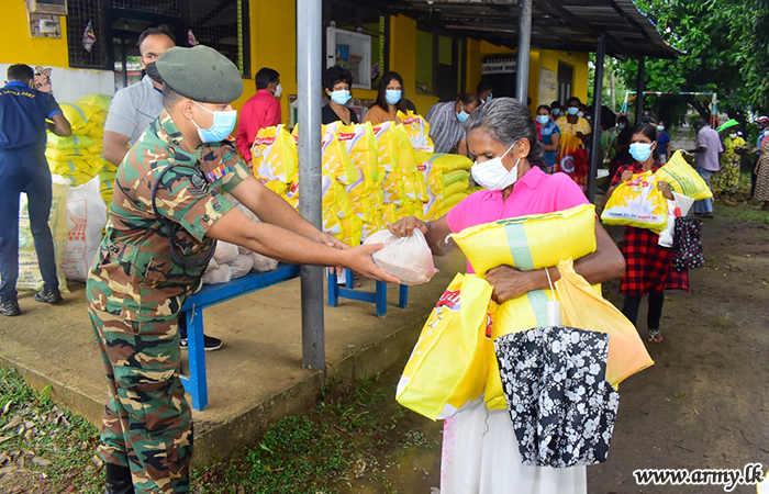 11 වන සේනාංකයේ මුලිකත්වයෙන් වියළි සලාක පාර්සල් 300 ක් බෙදාදෙයි