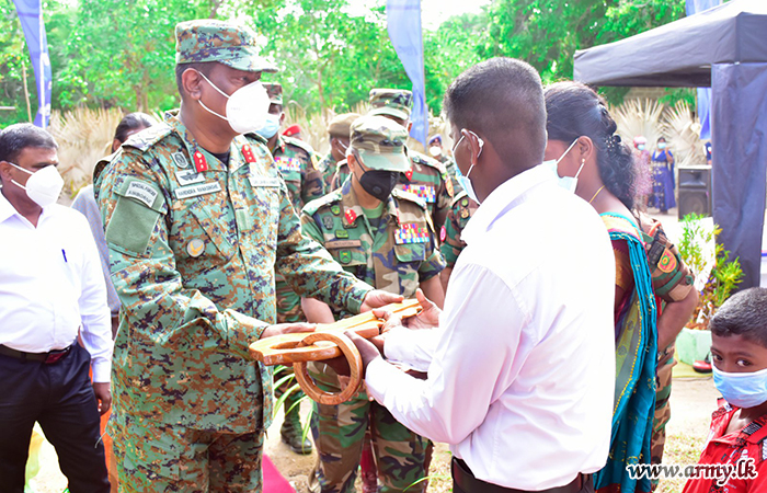 கிளிநொச்சி கோணாவில் பகுதியின் குடும்பத்திற்கு  வீட்டை நிர்மாணிக்க படையினரால் தன்னார்வ பணிகள் முன்னெடுப்பு  