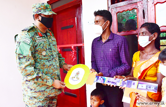 கிளிநொச்சியில் தேவையுடைய குடும்பங்களுக்கான மேலும் மூன்று புதிய வீடுகள் இராணுவத்தால் பயனாளிகளுக்கு