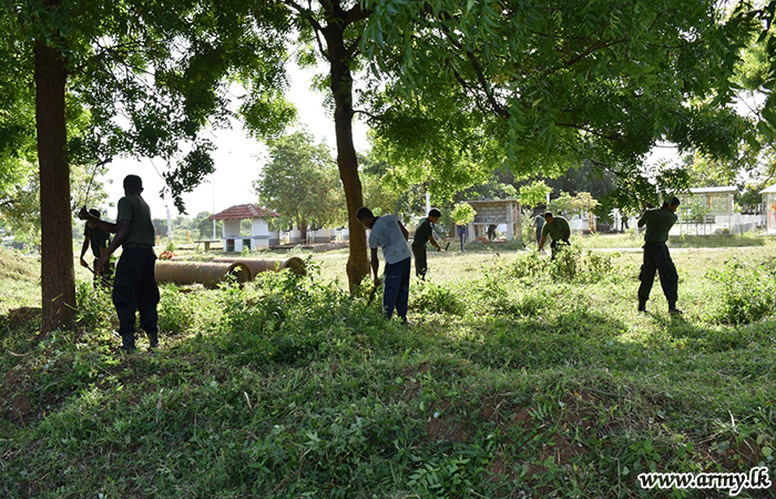 12 Division Troops Renovate & Clean the Temple in Hambantota