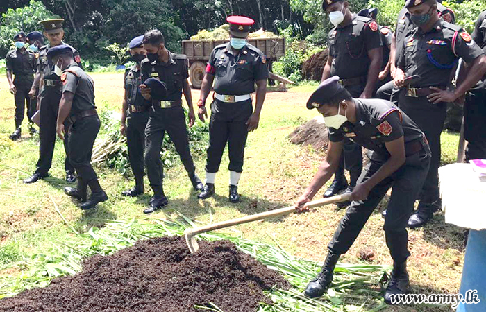 කාබනික පොහොර නිෂ්පාදනය දිරිගැන්වීම සඳහා පානළුව 1 වන ශ්‍රී ලංකා යුද්ධ හමුදා පොදු සේවා බලකායේ භටපිරිස්වල සහය