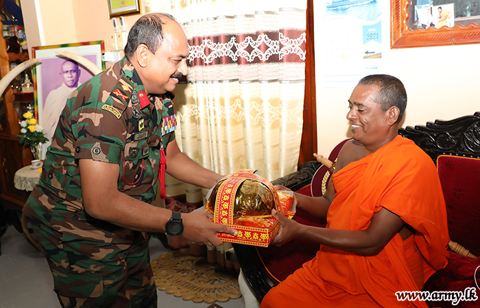Jaffna's New Commander Pays Courtesies 