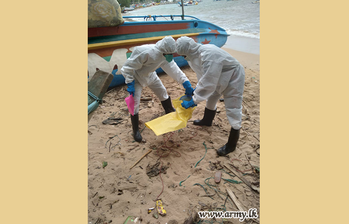 3 (V) Gemunu Watch Troops Clean Unawatuna Beach 