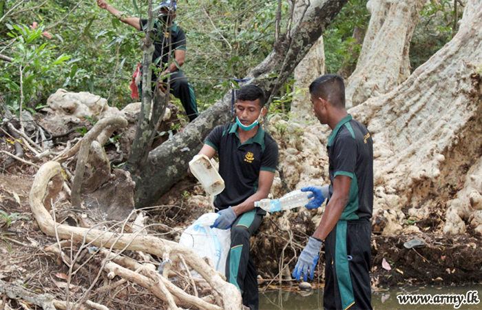 යුද්ධ හමුදා භටපිරිස් සෙල්ල කතරගම ප්‍රදේශයේ ගංගා ඉවුරු පිරිසිදු කරති