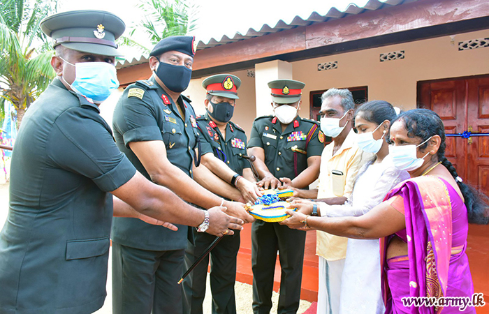 கிளிநொச்சியில் இராணுவத்தினரால் நிர்மாணிக்கப்பட்ட மேலும் இரண்டு வீடுகள் பயனாளிகளிடம் கையளிப்பு  