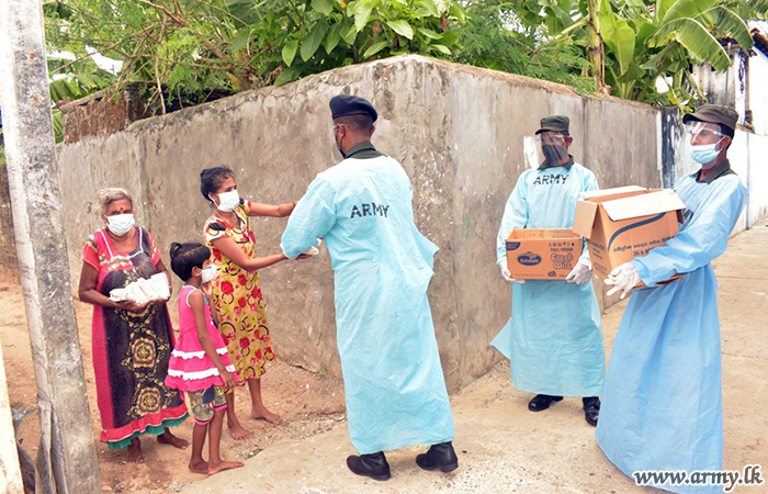 යුද්ධ හමුදාවේ මුලිකත්වයෙන් අඩු ආදායම්ලාභි පවුල් වෙත දිවා ආහාර පාර්සල් බෙදාදෙයි