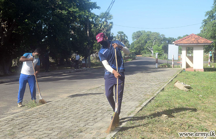 යුද්ධ හමුදා භටපිරිස් කෝවිල් පරිශ්‍ර පිරිසිදු කරති