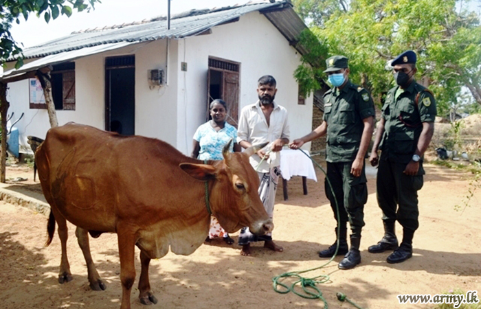 අඩු ආදයම්ලාභි පවුලක ජීවනෝපාය නගාසිටුවීමට කිරීමට 22 වන විජයබාහු පාබල රෙජිමේන්තුවේ සහයෝගය